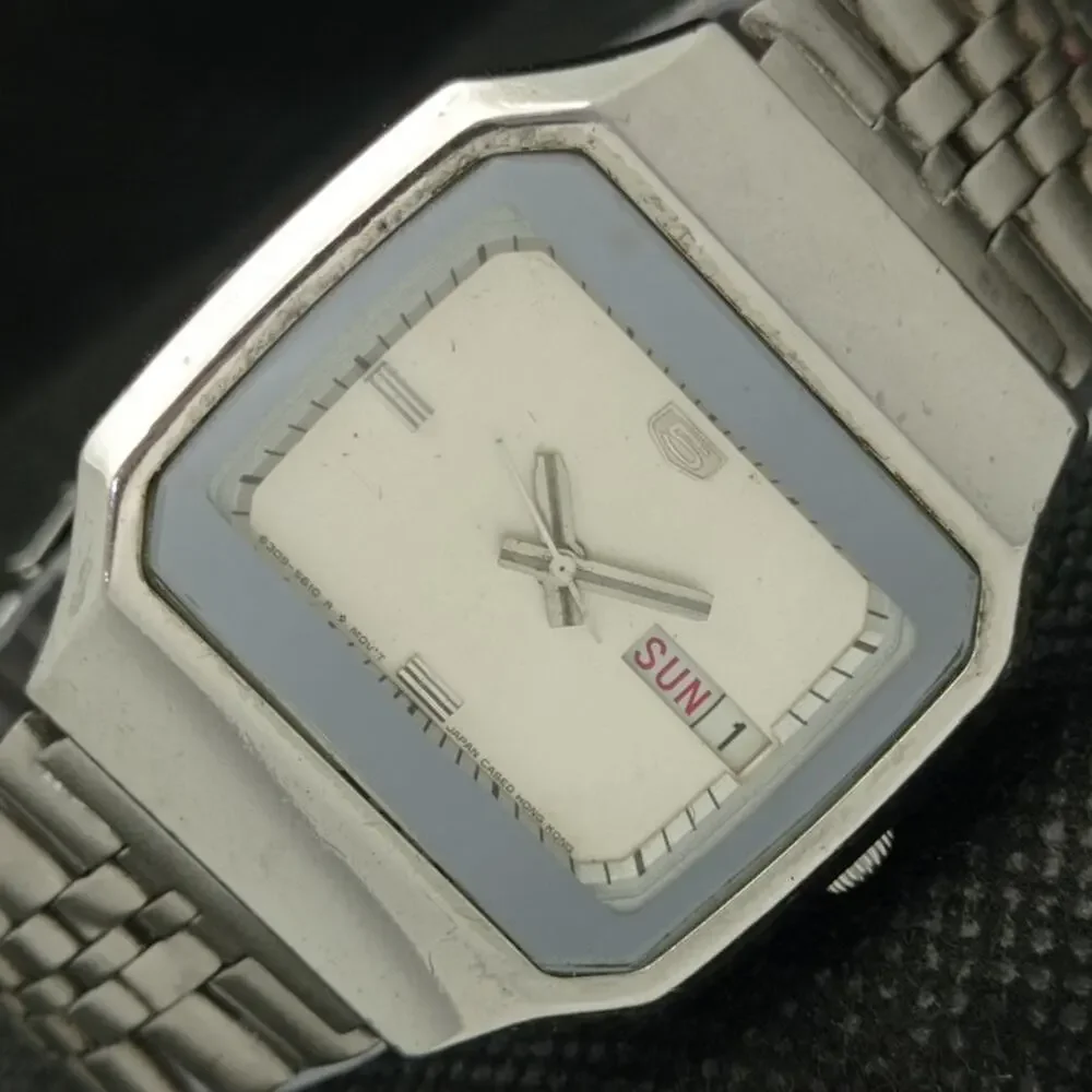 Vintage 1980 Seiko Automatic Mens Silver Watch W/daydate & White accents